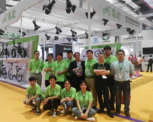 2016 SHANGHAI INTERNATIONAL BICYCLE SHOW-SALES TEAM AND THE ITALIAN BRAND DESIGNER